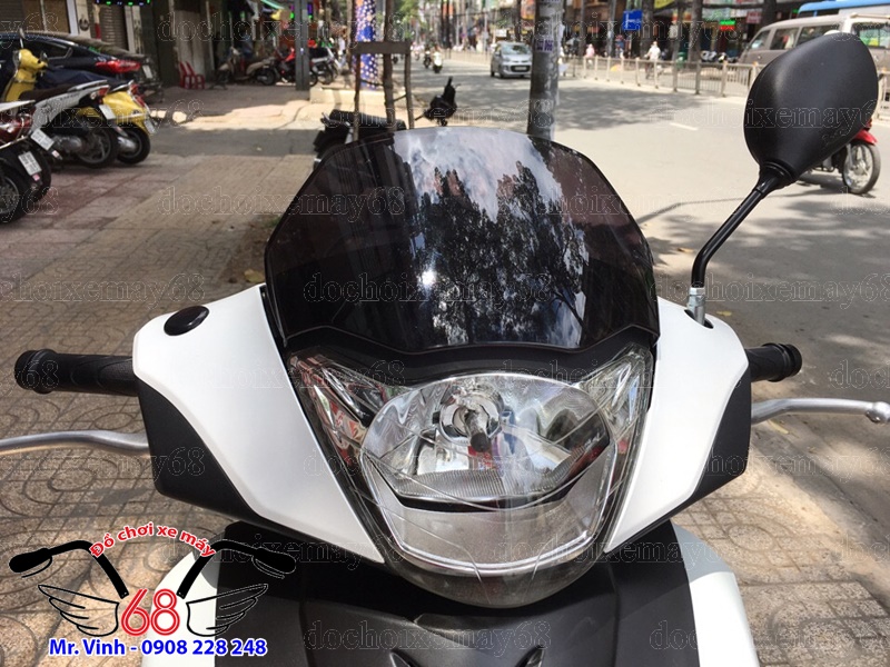 Hình ảnh: Cận cảnh đầu đèn, kính chắn gió Dàn áo giá rẻ tại shop 68 TPHCM Q1 Hình ảnh: Cận cảnh đầu đèn, kính chắn gió Dàn áo giá rẻ tại shop 68 TPHCM Q1
