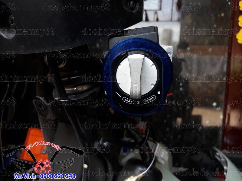 Hình ảnh: Nắp khóa Smartkey độ cho xe Winner màu xanh dương không cần cắt chế nhựa vẫn ôm khít như ổ zin trên xe. Hình ảnh: Nắp khóa Smartkey độ cho xe Winner màu xanh dương không cần cắt chế nhựa vẫn ôm khít như ổ zin trên xe.